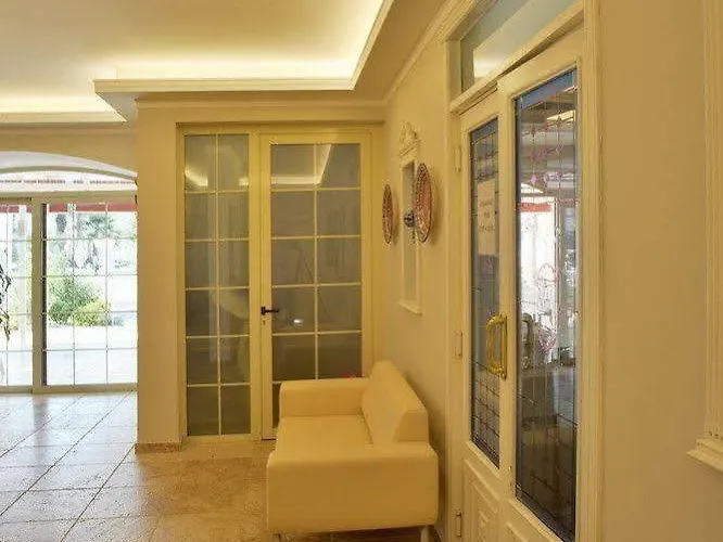 Chateau De Hotell 3*