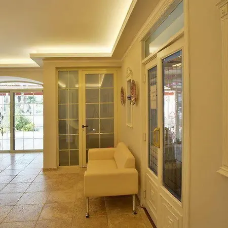 Chateau De Отель 3*